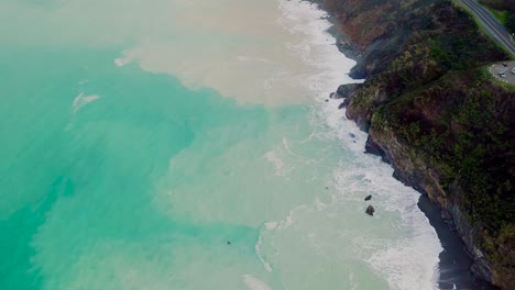 Sand,-Der-Vom-Strand-Gewaschen-Wurde-Und-Wunderschöne-Muster-Im-Blaugrünen-Meerwasser-In-Big-Sur,-Kalifornien,-Bildet