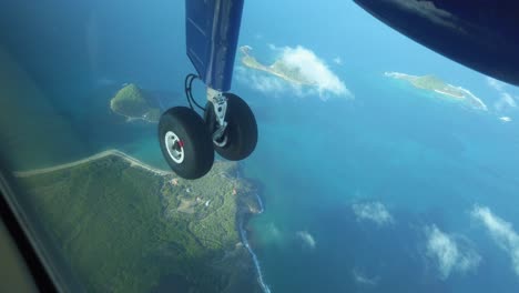 Genießen-Sie-Die-Aussicht-In-Einem-Kleinen-Propellerflugzeug,-Das-über-Die-Karibikinsel-Grenada-Fliegt