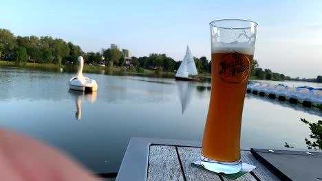 Relajado-Bebiendo-Una-Cerveza-De-Trigo-En-El-Lago