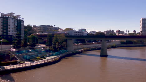 Brisbane-QR-NGR-Zug-überquert-Die-Merivale-Eisenbahnbrücke