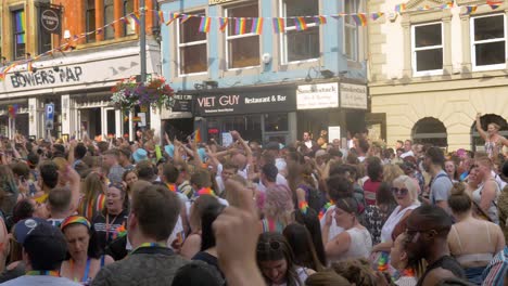 Leeds-Pride-LGBTQ-Festival-2019-Schwenkaufnahme-Der-Menge,-Während-Sie-Tanzen-Und-Ihre-Fahnen-Schwenken,-Kurzversion-4k-25p