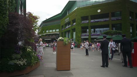 Wimbledon-2019:-Blick-Von-Außen-Auf-Den-Centre-Court,-Vorbeilaufende-Fans-Und-Touristen