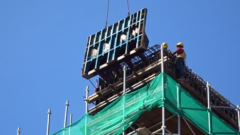 Bauarbeiter,-Die-In-Der-Höhe-Arbeiten,-Installieren-Bewehrungsstäbe-Und-Schalungsarbeiten-Auf-Der-Baustelle