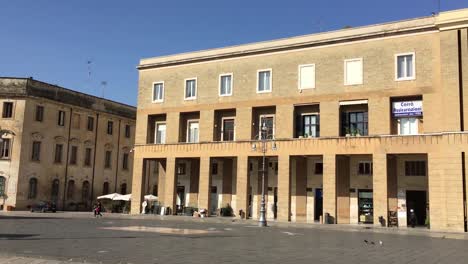 Schwenkansicht-Des-Stadtplatzes-Piazza-Sant-Oronzo-In-Lecce,-Italien,-Mit-Menschen,-Die-Herumlaufen