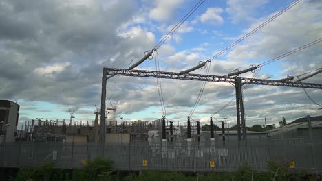 Schwenk-Rechts-Auf-Ein-Kraftwerk-Mit-Stromleitungen-Und-Stromkabeln