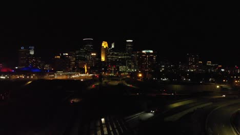 Luftaufnahmen-Der-Innenstadt-Von-Minneapolis-Bei-Nacht,-Vorbeifahrender-Verkehr