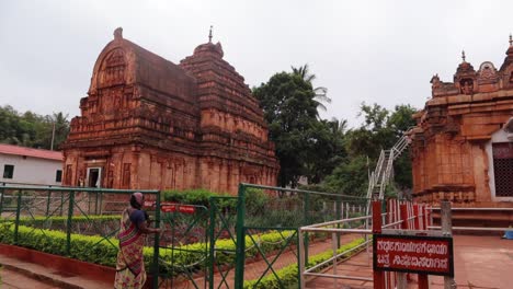Vista-Interior-Del-Templo-Kumaraswami-Y-Parvati-En-El-Krauncha-Giri-O-Colina-En-Sandur,-India