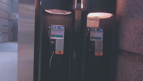 Drinnen-Zwei-öffentliche-Telefone-In-Einer-Ecke,-In-Einer-Gebäudehalle,-Sanftes-Heranzoomen