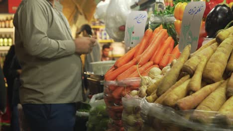 Close-up-Shot-of-Carrots-and-turnips-on-a-market-stall-in-the-Tajrish-Bazaar-in-Tehran,-Iran