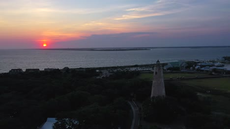 Wunderschöner-Und-Farbenfroher-Sonnenuntergang-über-Der-Insel-Bald-Head-In-Der-Nähe-Des-Alten-Leuchtturms-Baldy