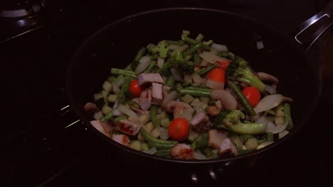 Preparar-La-Cena-Con-Verduras-Y-Carne-Zanahorias,-Brócoli,-Champiñones,-Legumbres-Y-Lomo-De-Cerdo-Apetitoso-Pero-Aún-Pensando-En-Su-Salud-Culinaria