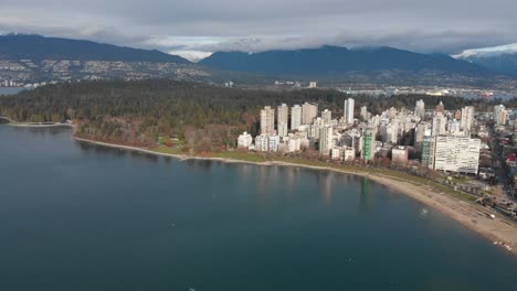 Varias-Tomas-De-Drones-En-English-Bay-Cerca-Del-Centro-De-Vancouver,-Bc-Durante-El-Evento-Polar-Bear-2019