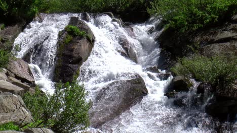 Kleiner-Wasserfall-In-Den-Bergen