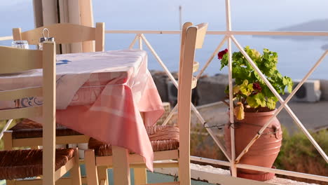Una-Mesa-En-Un-Restaurante-Griego,-Con-Vistas-Al-Mar,-En-La-Isla-De-Santorini,-Grecia