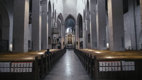 Innenraum-Der-Kathedrale-Von-Turku,-Weitwinkel-Gimbal-Aufnahme