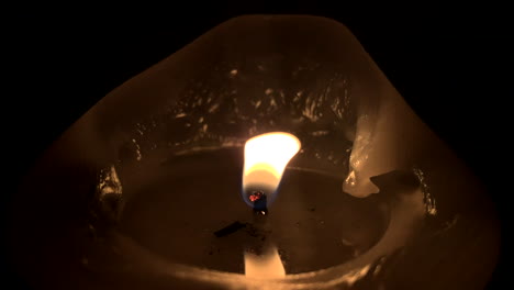 Eine-Kerze-Brennt,-Ein-Helles-Licht-In-Der-Dunkelheit,-Eine-Brennende-Kerze,-Nahaufnahme