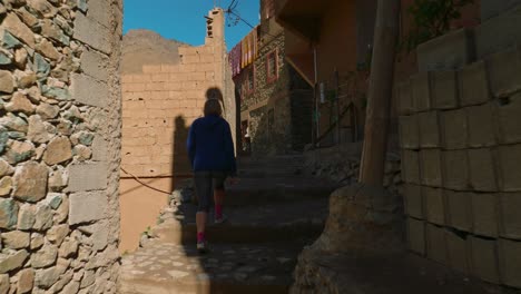 Chica-Turista-Rubia-Explorando-La-Arquitectura-Marroquí-En-El-Valle-De-Montaña-De-Imlil