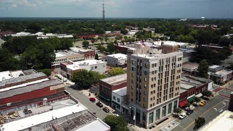 Aerial-push-in-to-City-of-Burlington-NC-Skyline,-Labcorp-Building