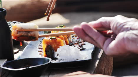 Sushi-In-Asien-Mit-Stäbchen-Essen