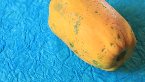Papaya-Fresca-Fruta-Aislada-Sobre-Fondo-Azul