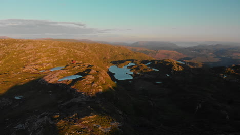 Wunderschöne-Berge-Und-Landschaft-Im-Sonnenuntergang---Luftaufnahme-4k