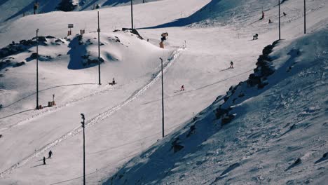 Einige-Leute-Fahren-Auf-Einer-Verschneiten-Piste-Ski
