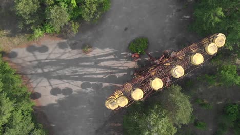 Absteigende-Luftaufnahme-Des-Riesenrads-Im-Verlassenen-Vergnügungspark-In-Tschernobyl