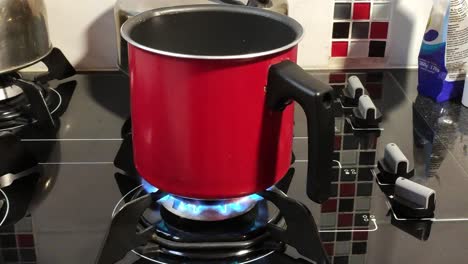 red-jar,-pitcher-in-the-hob-warming-up-kitchen
