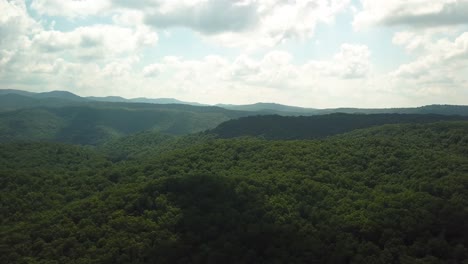 Summertime-Mountains-in-Kentucky-Drone-Shot