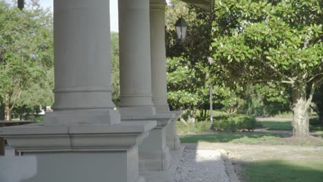 Columnas-De-Piedra-De-Estilo-Toscano-En-El-Exterior-Con-árboles-En-Segundo-Plano.