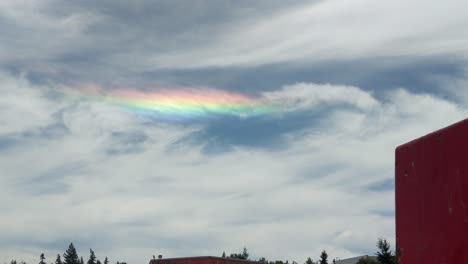 Regenbogenfarben-Spiegeln-Sich-In-Hohen-Wolken,-Stratosphäre,-Wunderschön,-Umlaufender-Horizontaler-Bogen,-Feuerregenbogen