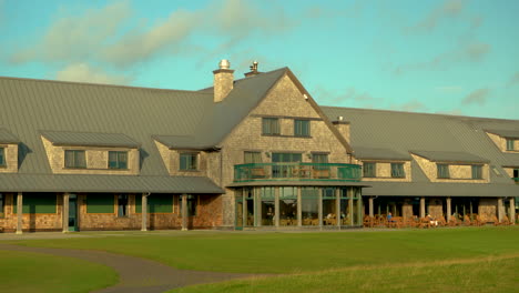 The-backside-of-Bandon-Dunes-Golf-Resort-Lodge-showing-customers-dining-in-one-of-the-two-restaurants-in-the-building,-zoom-in,-daytime