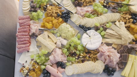 Tadellos-Zubereitete-Und-Einladende-Platte-Mit-Obst,-Schokolade,-Käse-Und-Dips