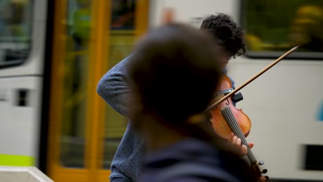 Músico-Callejero,-Joven-Violinista-Masculino-Tocando-Instrumentos-Musicales-En-La-Calle,-Tocando-El-Violín-En-Melbourne-Cbd-Street-Art