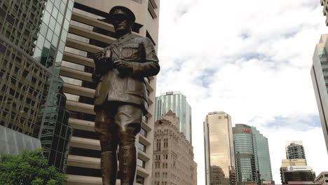 Monumento-A-Sir-William-Glascow,-Plaza-Anzac-De-Brisbane,-Con-Edificios-De-La-Ciudad