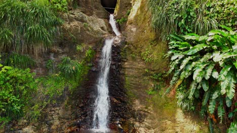 Eine-Aufsteigende-Drohne-Zeigt-Einen-Epischen-Wasserfall-Vom-Becken-Unten-Bis-Zur-Quelle-Oben-Auf-Der-Karibikinsel-Grenada