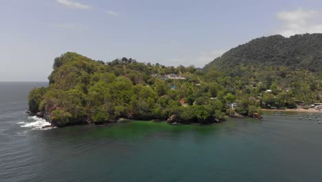 Blick-Auf-Die-Küste-Eines-Fischerdorfes-Auf-Der-Karibikinsel-Trinidad-Und-Tobago