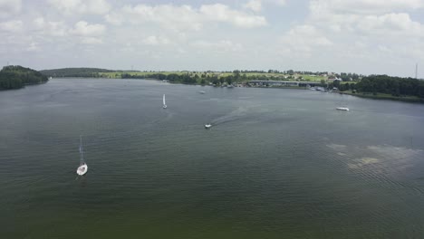 Luftaufnahmen:-Flug-über-Das-Segelboot-Auf-Klarem,-Blauen-Wasser