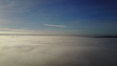 Por-Encima-De-Las-Nubes-Y-La-Niebla-En-Torquay,-Devon,-Reino-Unido