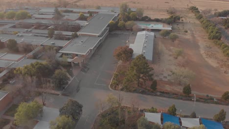 Luftaufnahme-über-Einer-Schule-In-Südafrika-Im-Winter