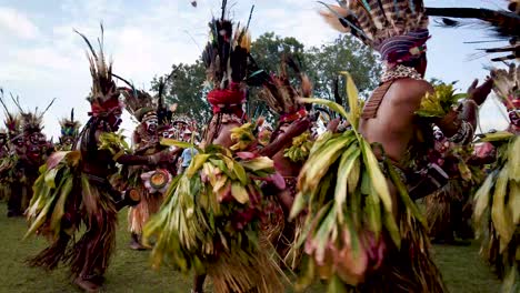 Las-Mujeres-De-Papúa-Nueva-Guinea-Actúan-Con-Tocados-De-Plumas,-Cámara-Lenta