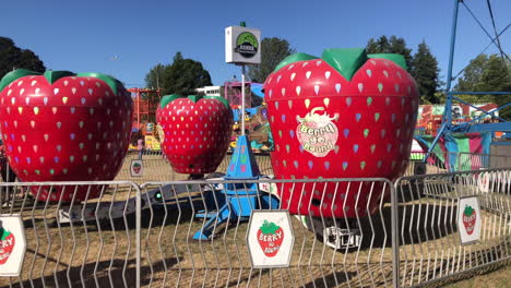 Lustige-Erdbeerfahrt-Für-Kinder-Auf-Dem-Coos-County-Fair-In-Myrtle-Point,-Oregon,-Sommer-2019