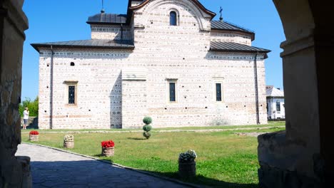 Tilt-up-shot-of-Biserica-Domneasca,-royal-church,-in-Curtea-de-Arges,-Romania
