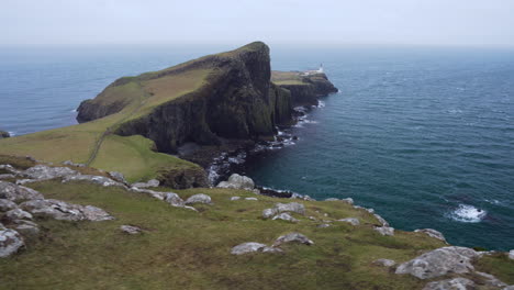 Kamerafahrt-Von-Neist-Point-Lighthouse-Mit-Felsigen-Klippen-Im-Vordergrund-Und-Atlantik-Im-Hintergrund-An-Einem-Windigen-Und-Bewölkten-Tag-In-Schottland,-Isle-Of-Skye