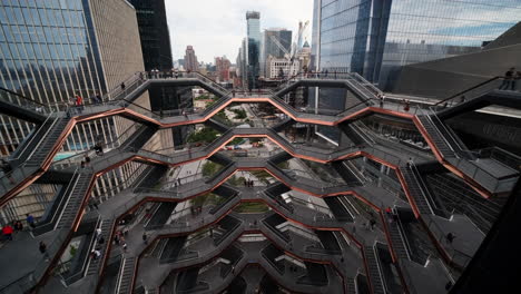 Das-Schiff-Im-New-Yorker-Hudson-Yard-Ist-Ein-Atemberaubendes-Bauwerk,-Das-Von-Thomas-Heatherwick-Entworfen-Wurde