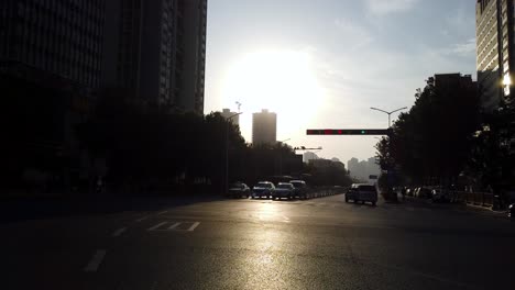 Xian,-China---Juli-2019:-Morgenansicht-Des-Durchfahrenden-Busses-Und-Der-Wartenden-Autos-An-Einer-Belebten-Kreuzung-In-Der-Stadt-Xian-Im-Sommer,-Provinz-Shaanxi