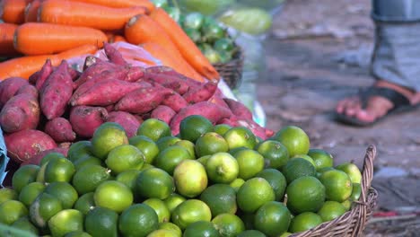 Lima-Y-Batatas-En-Un-Mercado-Callejero
