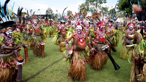 Kriegerinnen-In-Traditionellen-Kostümen-Tanzen-Bei-Kulturellen-Veranstaltungen,-Zeitlupe