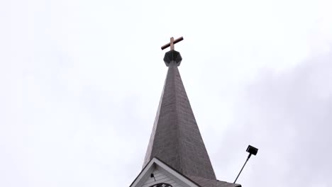Hermosa-Iglesia-Con-Nubes-Cubiertas-Con-Reloj-En-El-Frente