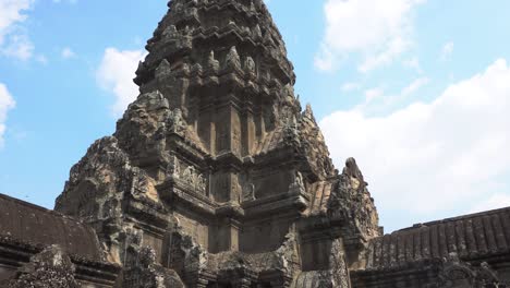 Central-Tower-facade-of-historic-Angkor-Wat-temple-next-to-Siem-Reap,-Cambodia